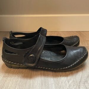 Volks Walkers Ladies’ Black Leather Mary Jane Shoes